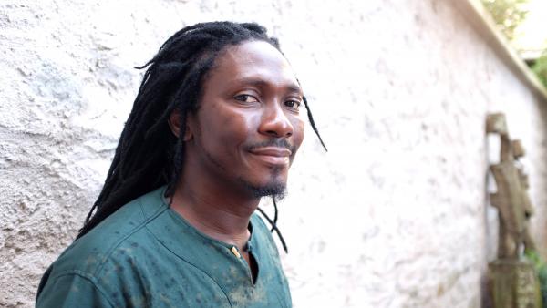 Edouard Elvis Bvouma – Prix RFI 2017 pour ‘La poupée barbue’